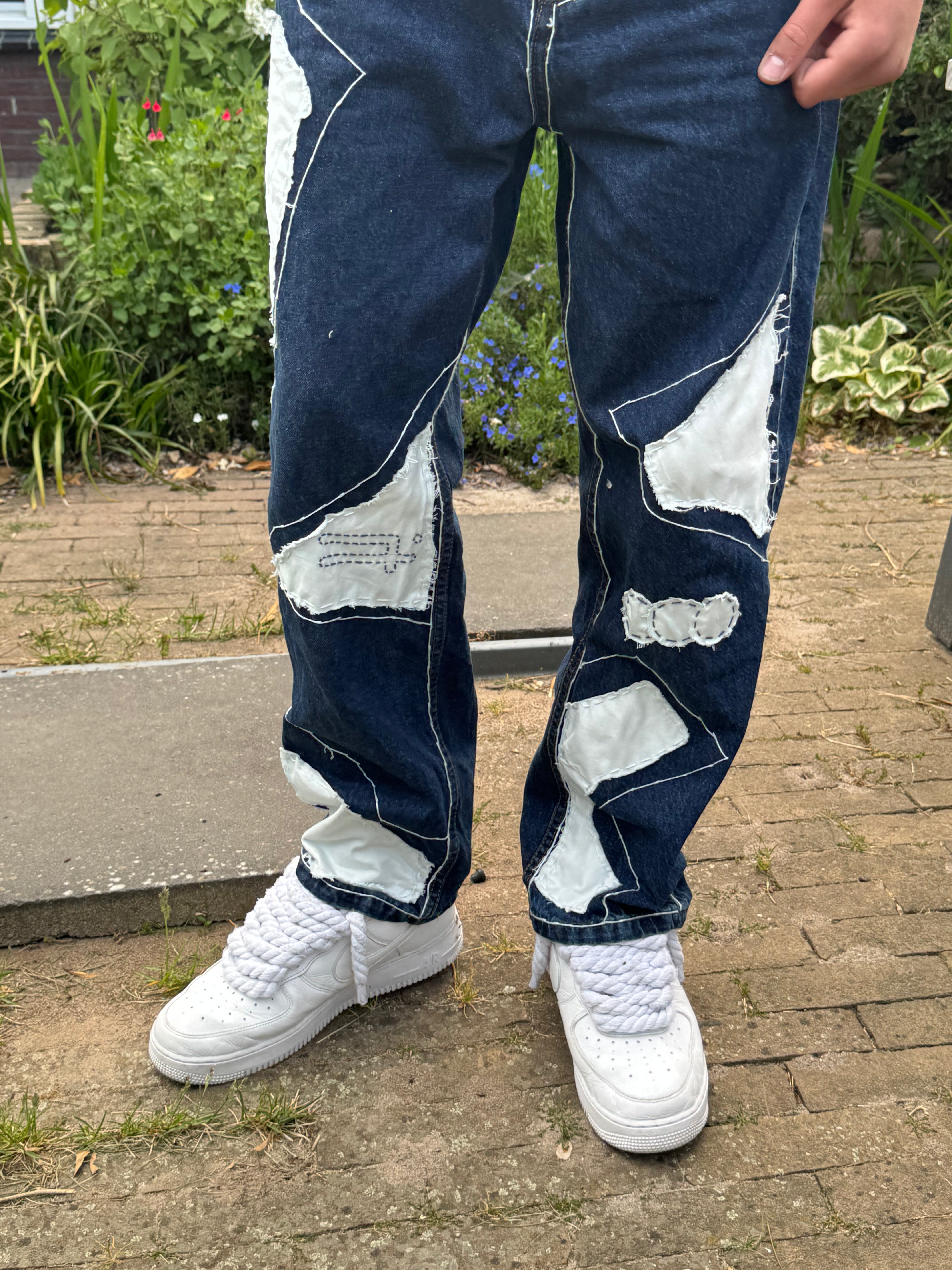 "OUTLIIINED" jeans