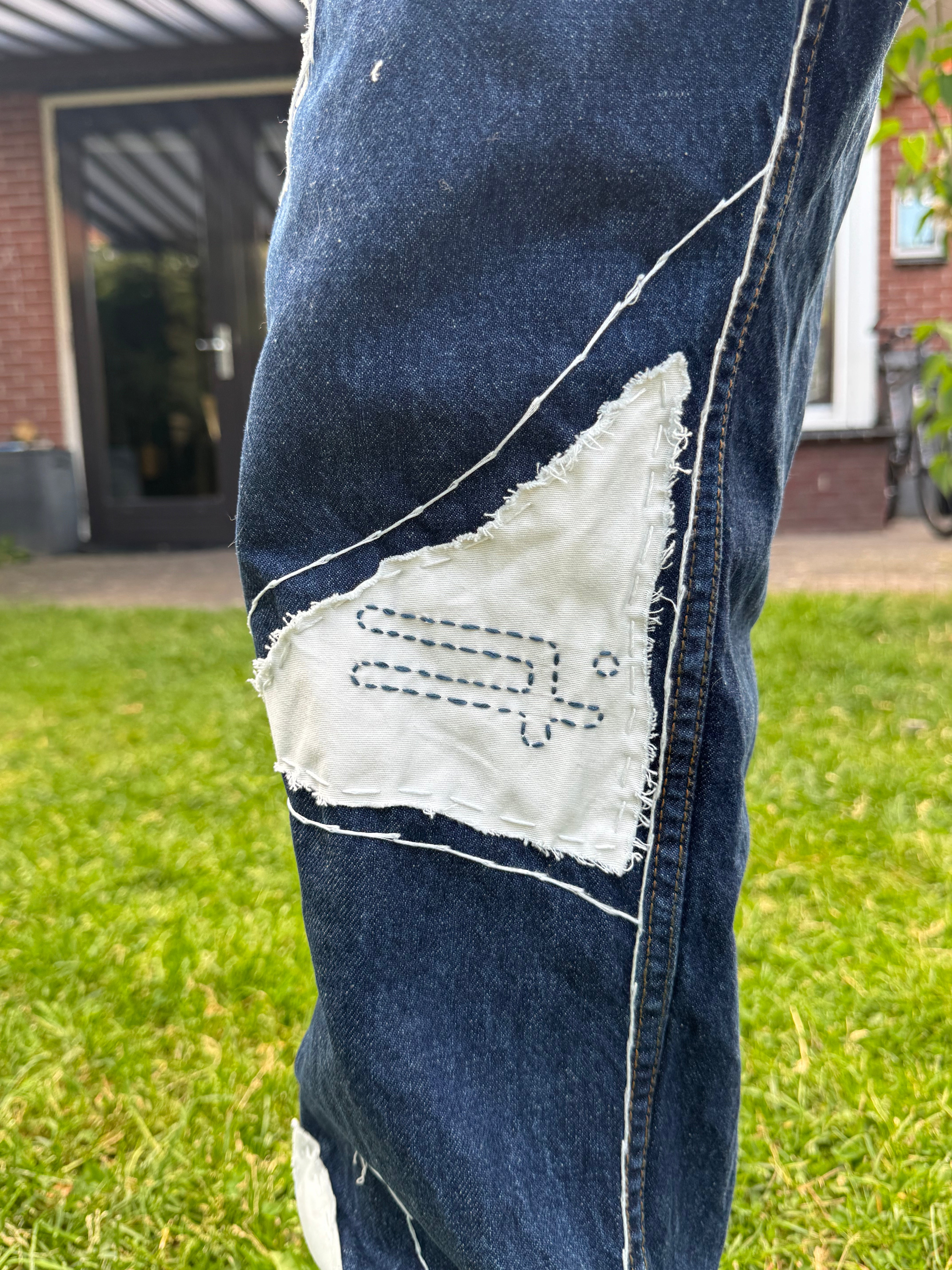"OUTLIIINED" jeans