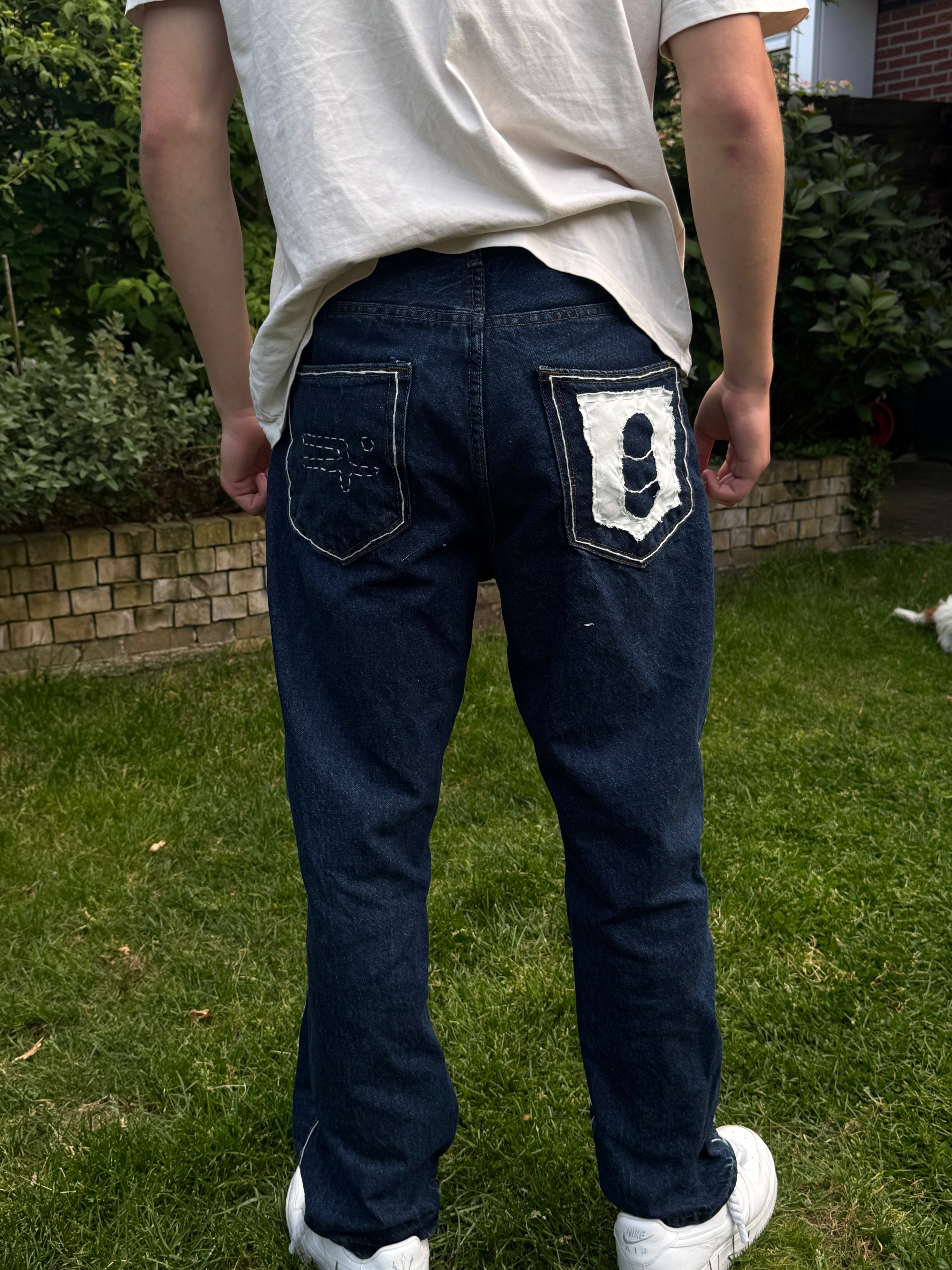 "OUTLIIINED" jeans