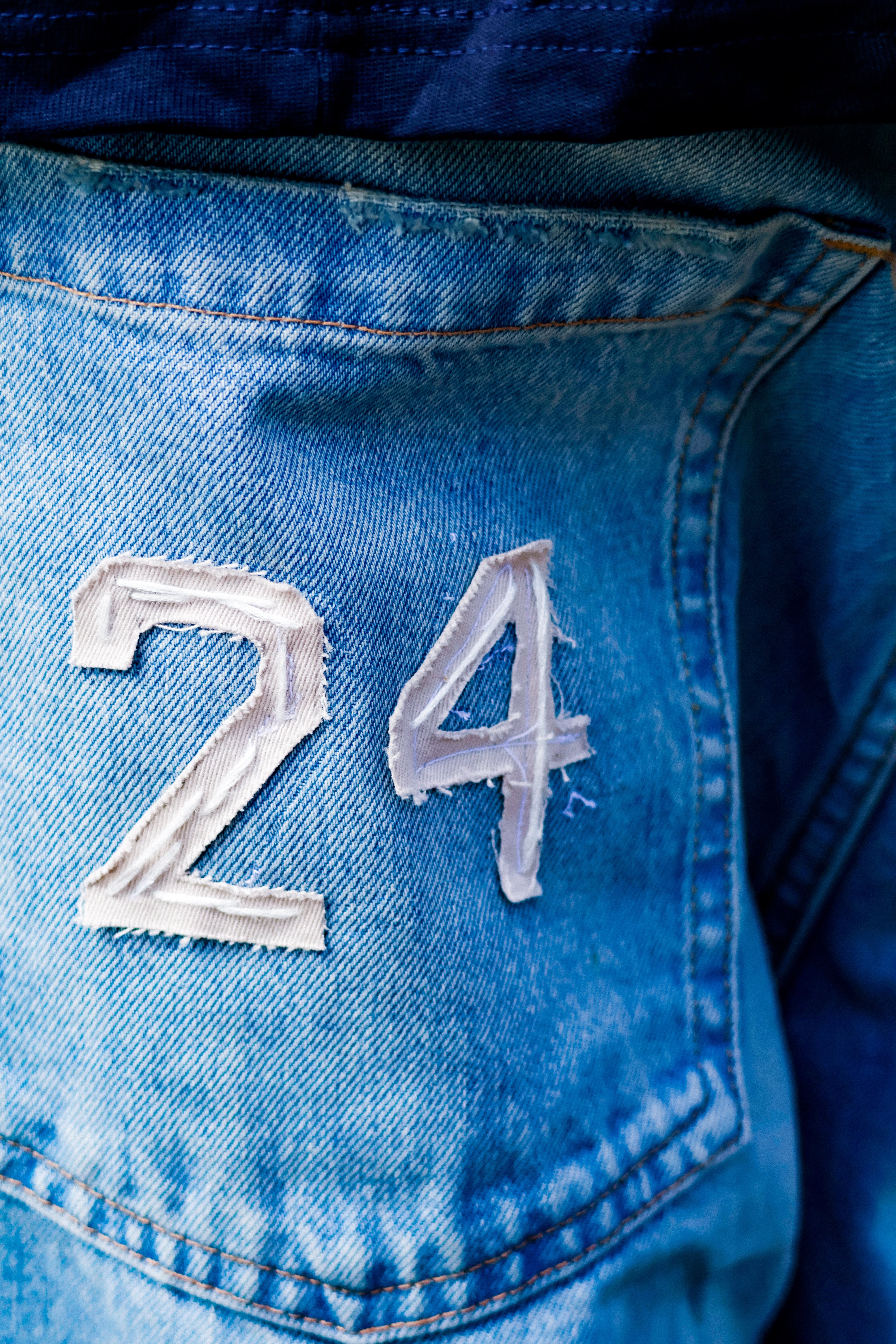 "SIIINCE '24" jeans